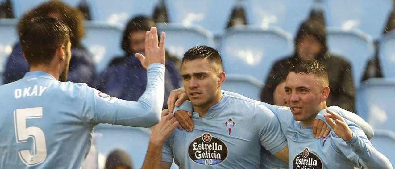 Okay acude a felicitar a Maxi Gómez, con Iago a su lado, por su gol a la Real Sociedad. // José Lores