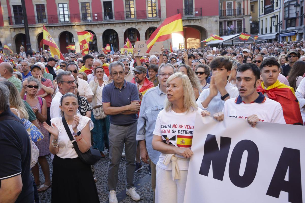 En imágenes: así fue la masiva manifestación en Gijón de apoyo a Ceuta en la plaza Mayor