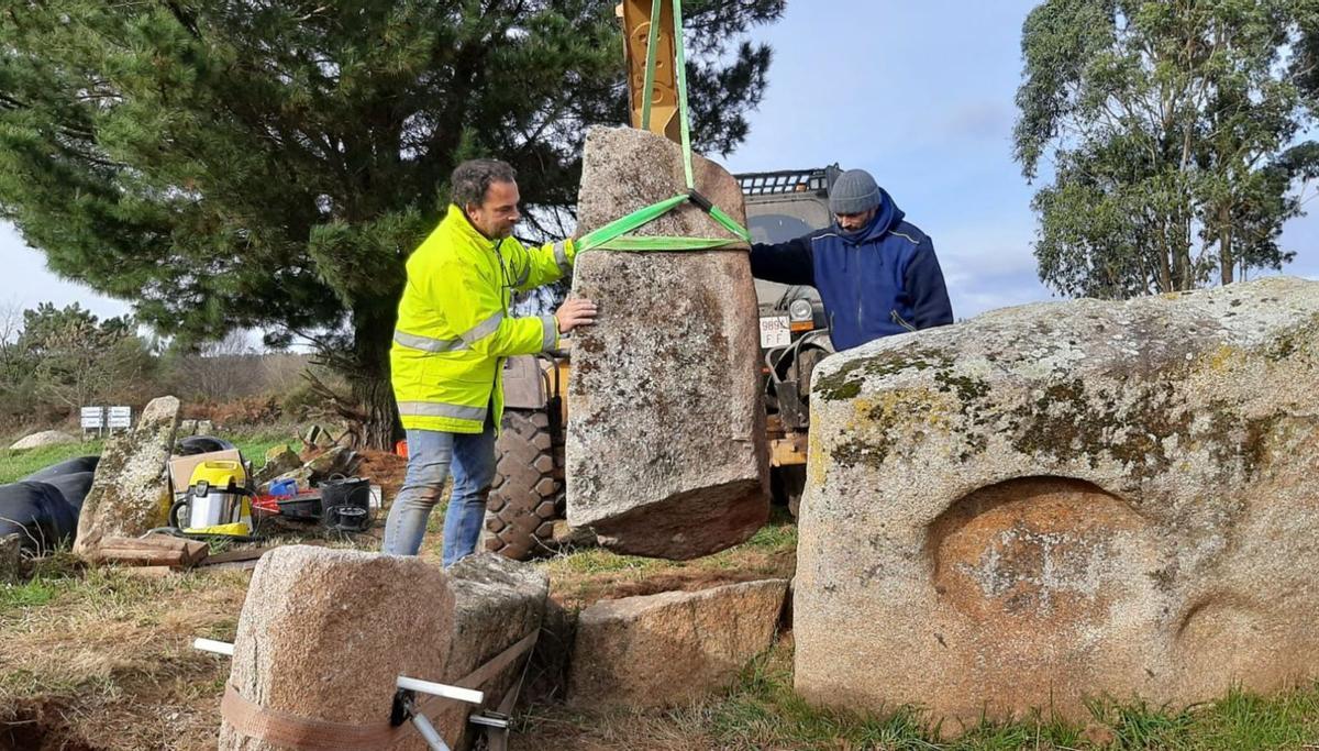 Manuel Lestón agarra uno de los fragmentos pétreos.