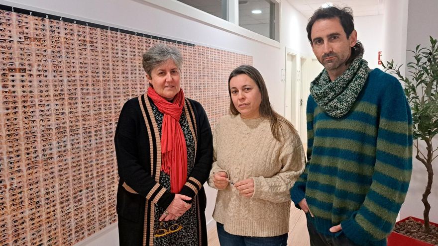 PRESENTACIÓN. Cerecedo, esquerda, con dous traballadores de Servizos Sociais. Foto: C.P.