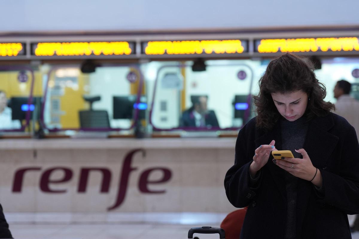 Una persona espera en la Estación de Sants, a 26 de enero de 2026, en Barcelona, Catalunya (España).