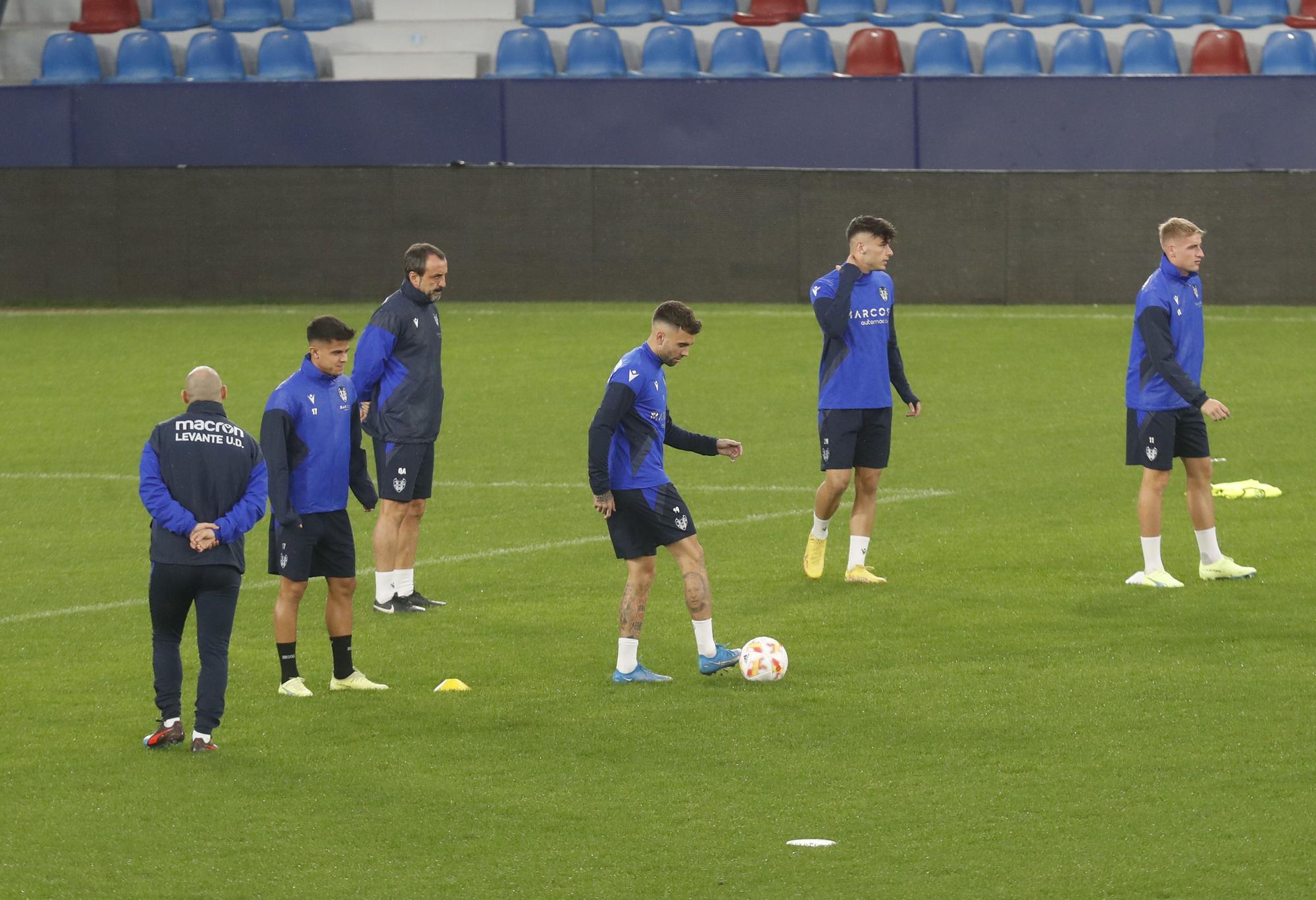 El Levante UD entrena en el Ciutat antes de viajar a Olot