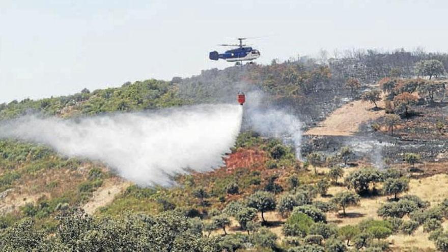 Dos incendios en 24 horas obligan a intervenir a más de cien personas