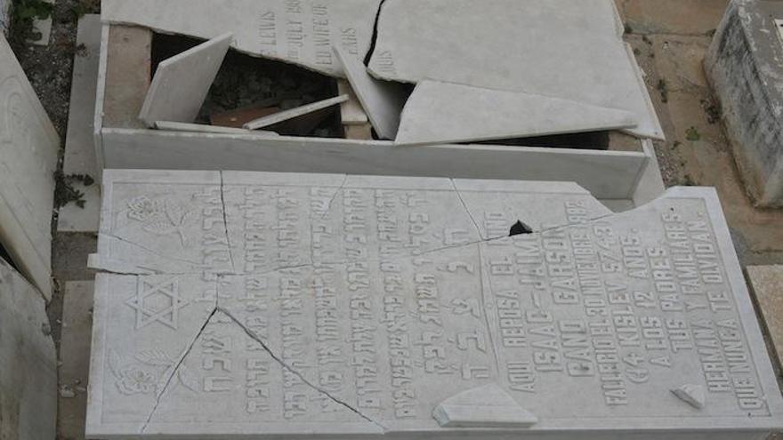Imagen de algunas de las lápidas destrozadas el pasado puente de la Inmaculada en la parcela judía de San Rafael.