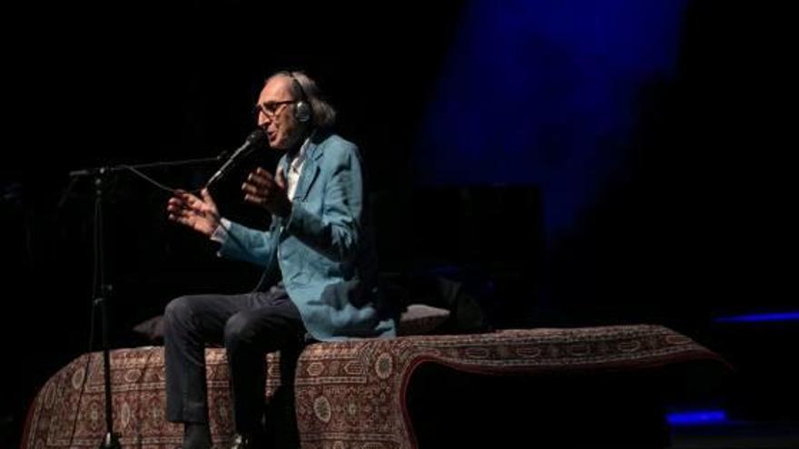 Franco Battiato sobre d&#039;una catifa ètnica, una imatge habitual dels seus concerts .