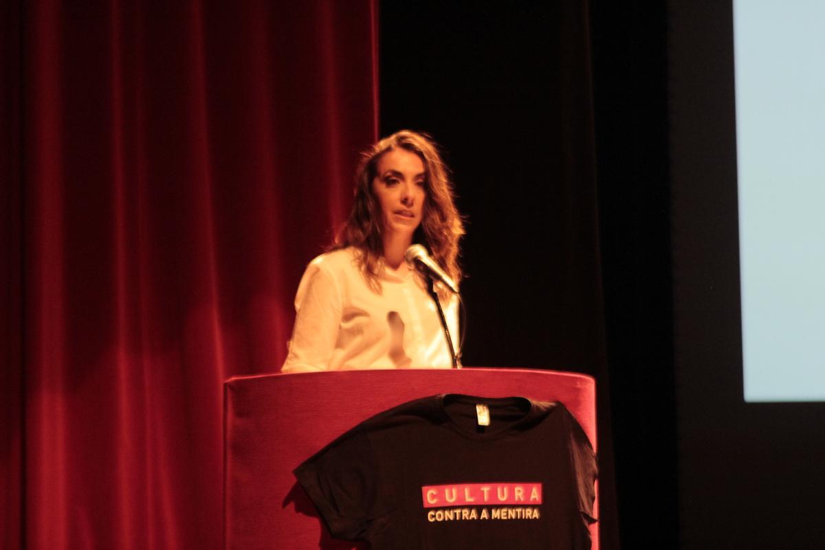 Lara Graña presentó el acto.