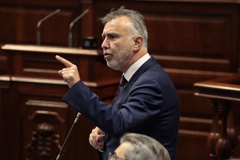 Pleno en el Parlamento de Canarias.