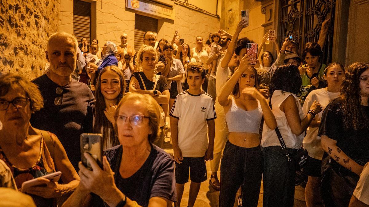 Espectadors del Correfoc de Manresa; també és important que tinguin en compte les recomanacions de seguretat
