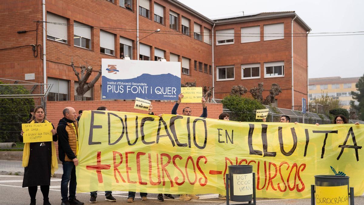 Protesta davant l'institut Pius Font i Quer