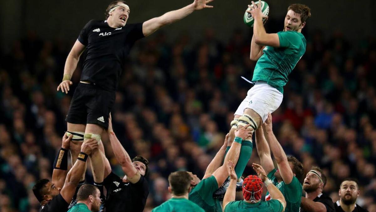 Retallick trata de arrebatar una touch a Henderson en un partido de rugby entre Irlanda y Nueva Zelanda.