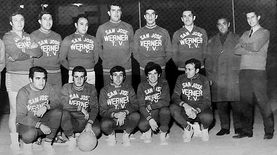 Equipo del San José Obrero de la temporada 68/69. Ferragut es el primero de pie por la derecha.