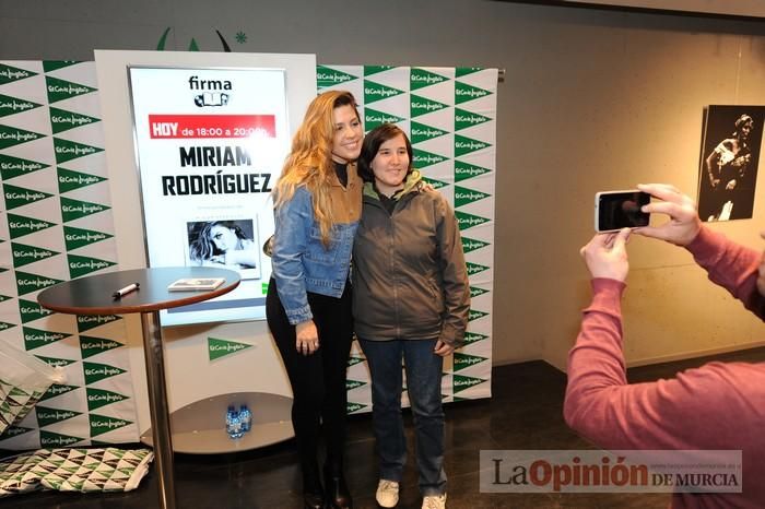 Miriam Rodríguez firma discos en El Corte Inglés