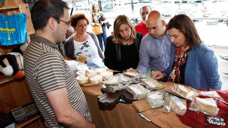 Martínez Salvador, segundo por la derecha, durante su visita al mercado del Arcu Atlánticu.