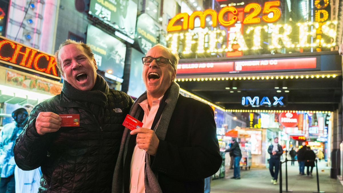 Mitch Lowe y Ted Farnsworth celebran el millón de usuarios de Moviepass.