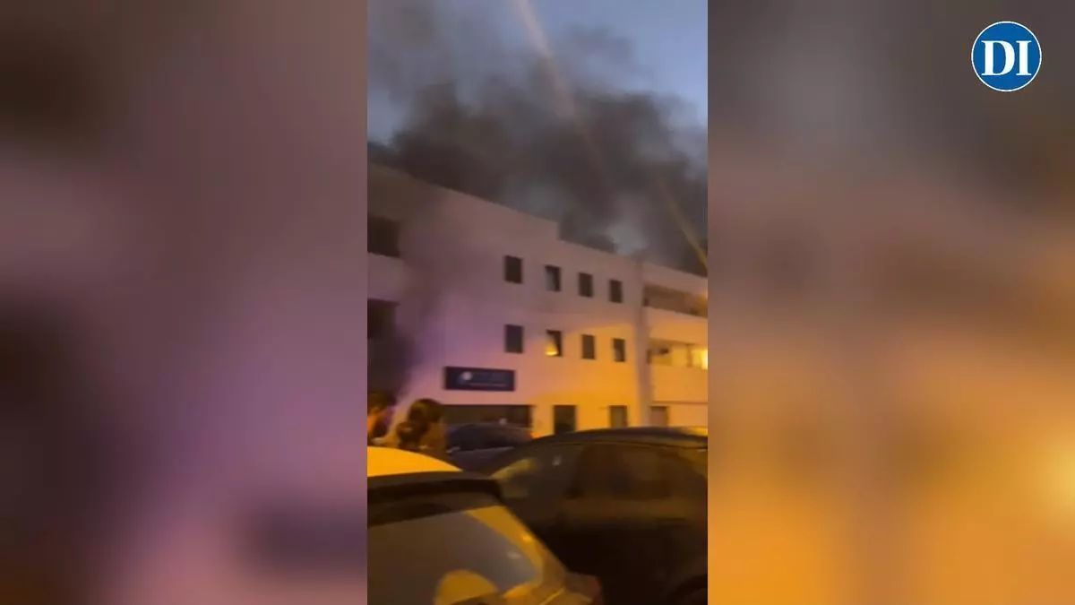 Un incendio en un aparcamiento subterráneo de Ibiza afecta a al menos tres vehículos