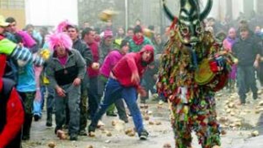 Jarramplas recorre las calles de Piornal pese a la niebla y la lluvia