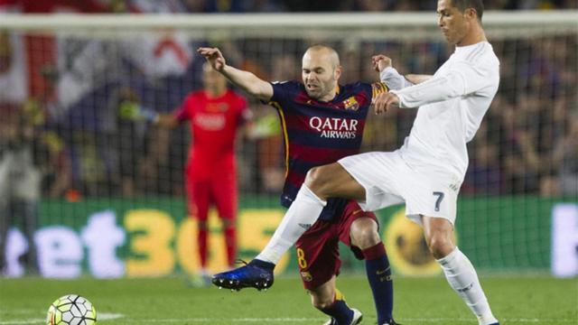 Andrés Iniesta y Cristiano Ronaldo disputan el balón en el Barça - Real Madrid de la Liga 2016/17
