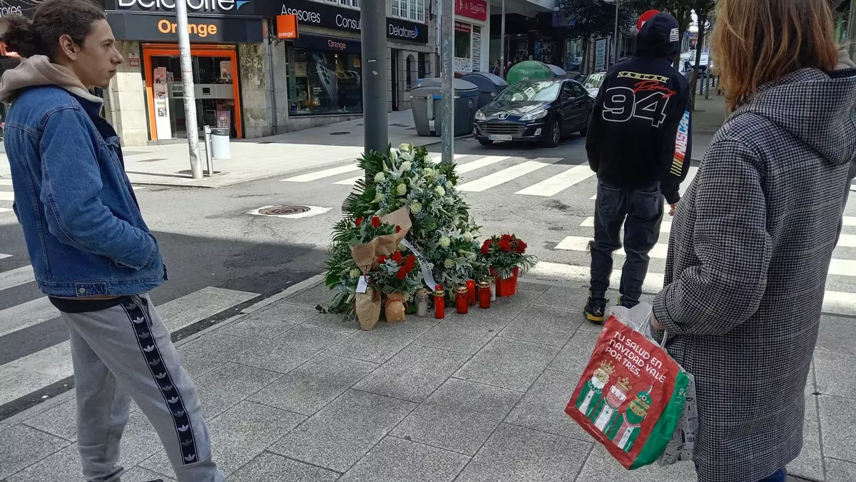 Flores y velas en recuerdo del joven motorista fallecido en el Ensanche de Santiago