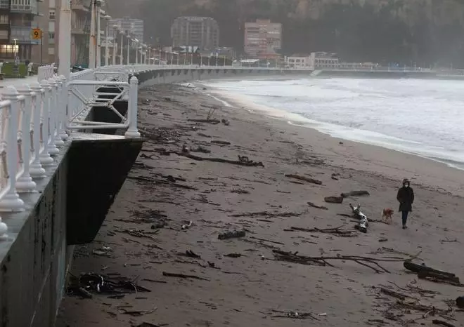 La integridad de la playa de Salinas, en peligro por las limpiezas, según los expertos