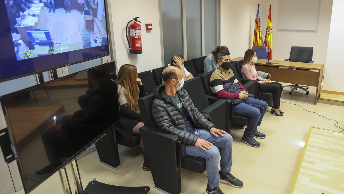 Los dos dos policías ahora condenados sentados en el primer banco en la sala de vistas el día que empezó el juicio.