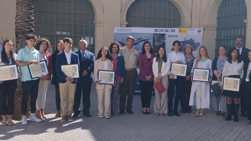 La Subdelegación de Defensa en Alicante entrega el premio del concurso literario escolar “Carta a una militar española”