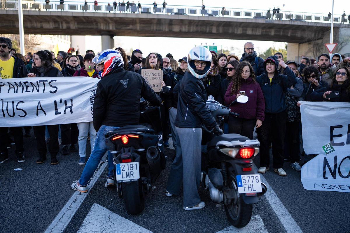 La protesta de profesores corta la B-20 a la altura de Finestrelles