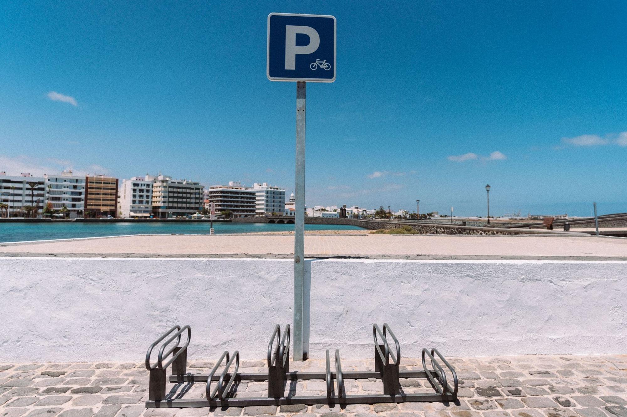 El Ayuntamiento instala aparcamientos para bicicletas en los colegios y playas de Arrecife
