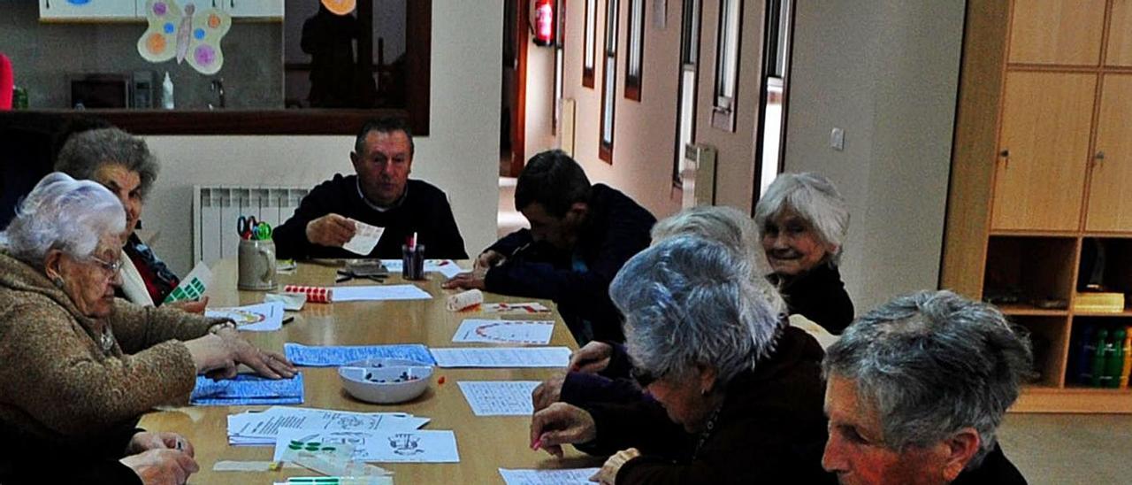 Usuarios de la tercera edad de Meaño en una de sus actividades frecuentes, en foto de archivo. |  // I.ABELLA