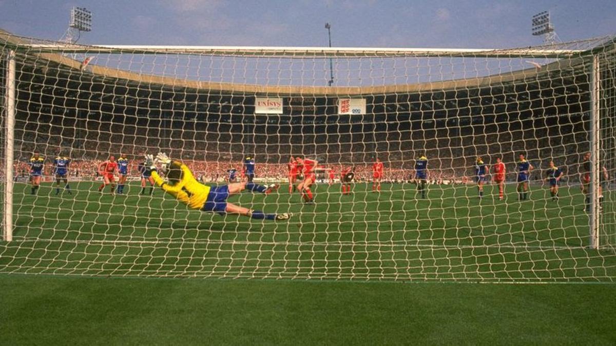 Dave Beasant detiene un penalti en la final de la 'Cup' frente al Liverpool.
