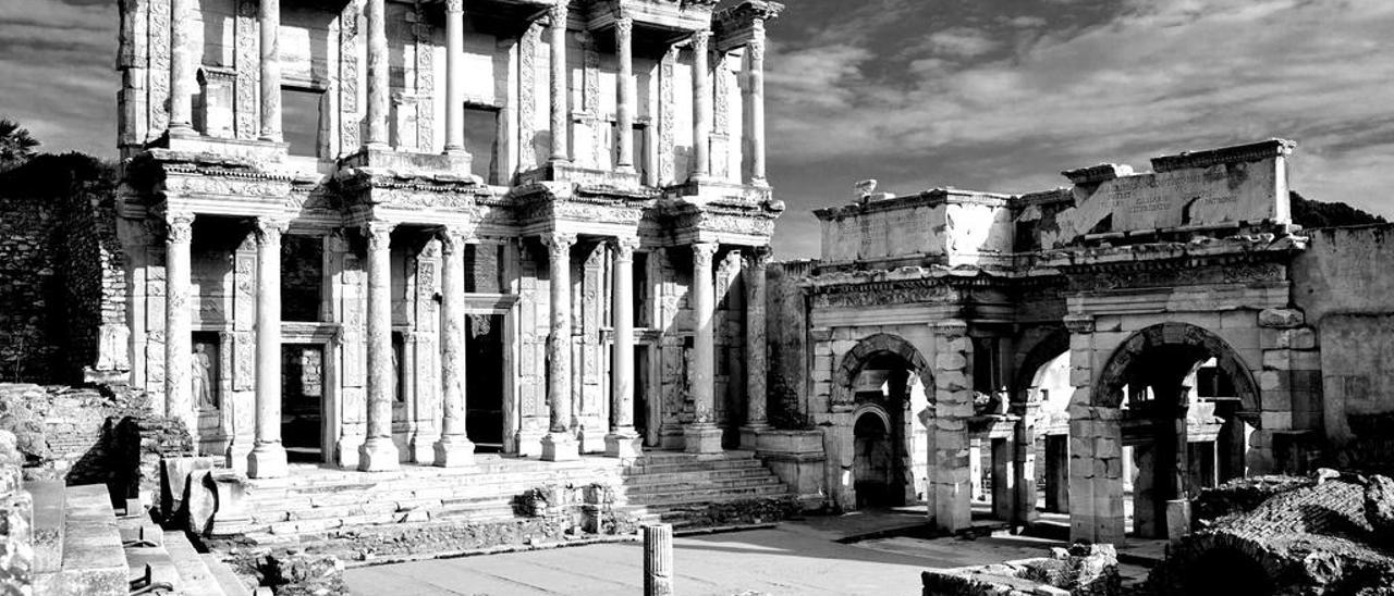 Ruinas da Biblioteca de Celso en Éfeso (actual Turquía).