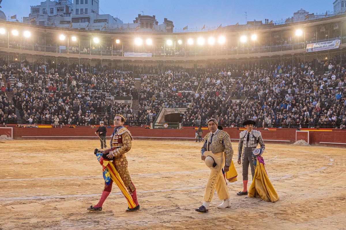 El torero valenciano Román y el picador 'Puchano' dan la vuelta al ruedo el día de San José.