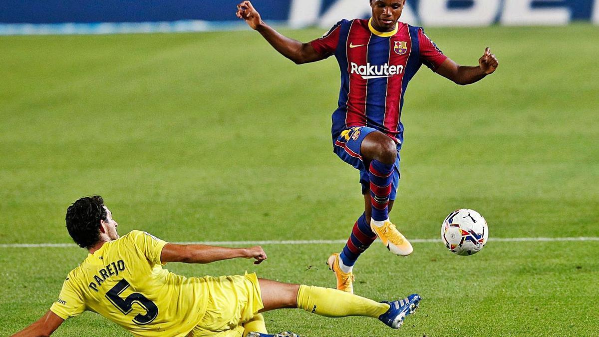 Ansu Fati supera la entrada de Parejo durante el último partido del FC Barcelona. | Reuters
