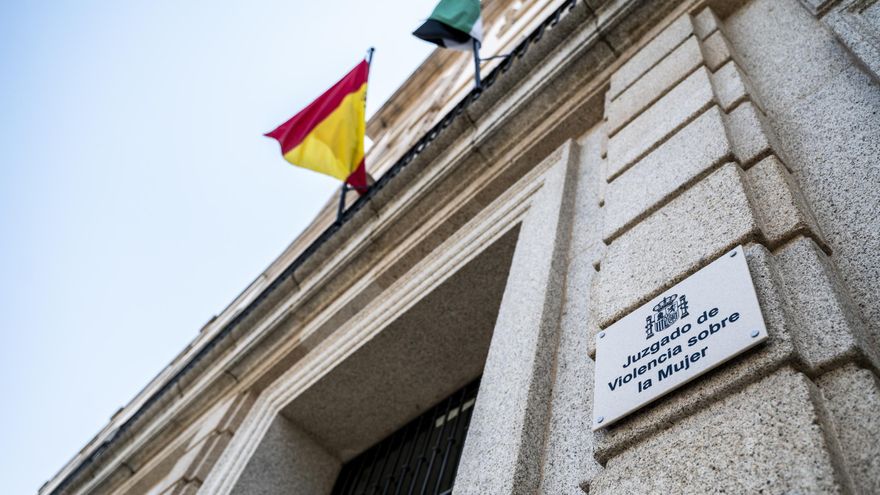 Agentes de la Guardia Civil entran a uno de los pisos con mujeres sometidas