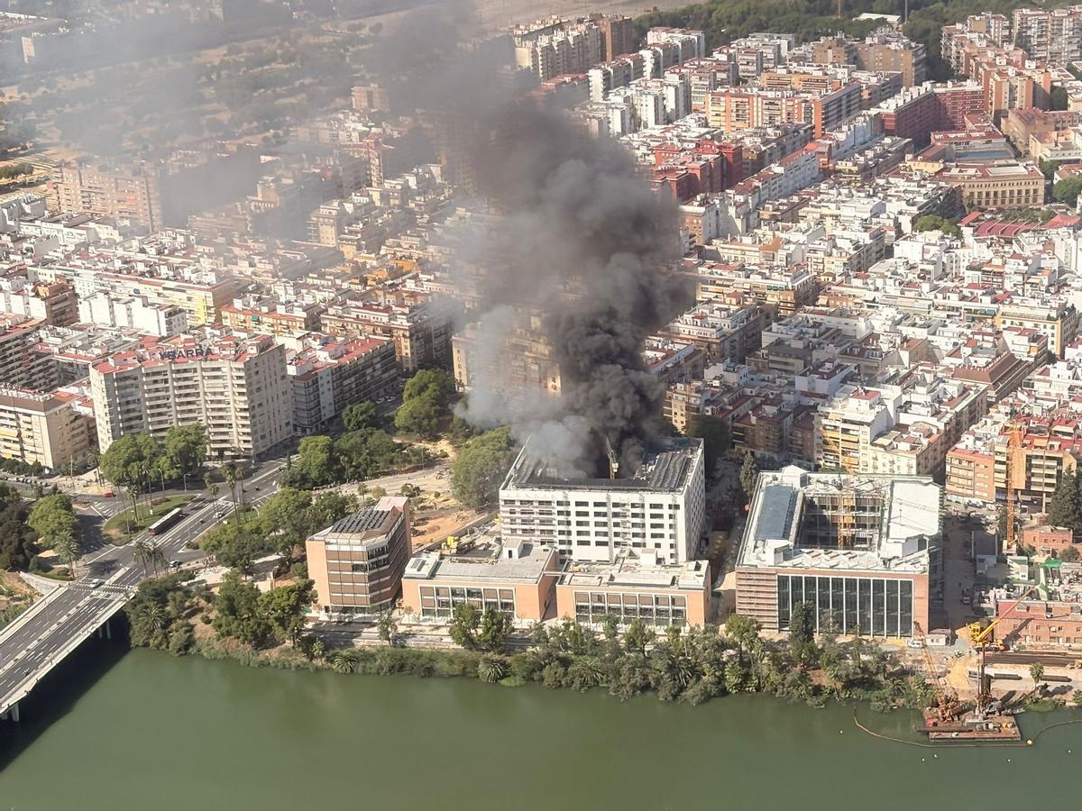 Incendio en el hotel que se está construyendo en Altadis Incendio en el hotel que se está construyendo en Altadis