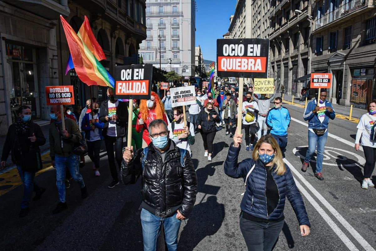 Manifestantes contra la orden de la Generalitat que cierra bares y restaurantes durante 15 días en Catalunya.