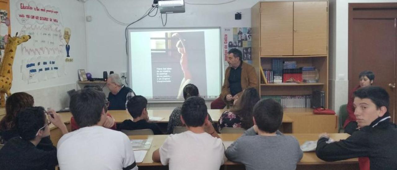 El doctor Barciela durante su charla a los alumnos del Possumus.