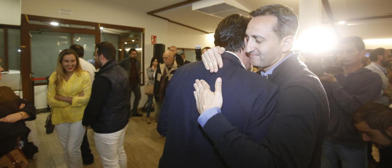 El salón donde el PP vivió la pasado noche electoral estuvo invadido por el pesimismo.