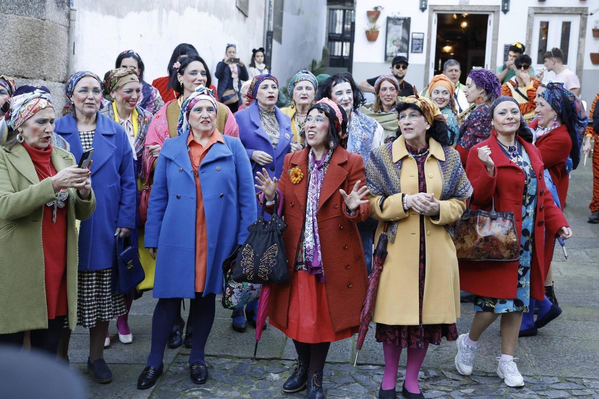 Maruxa e Coralia toman as rúas de Santiago neste luns de Entroido