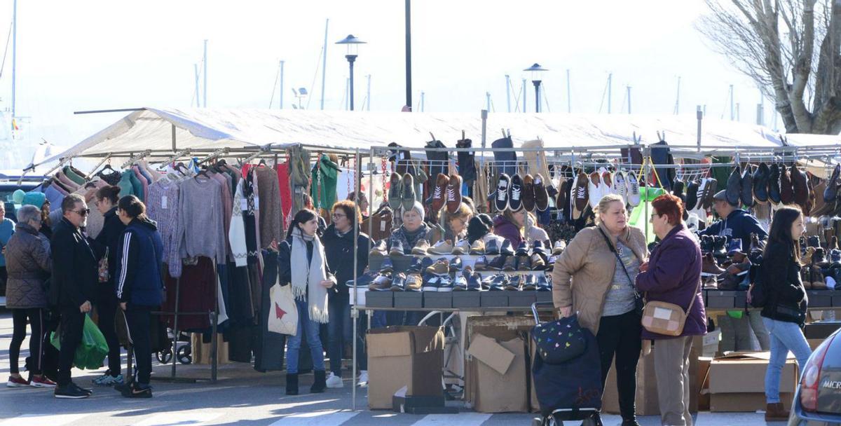Clientes y vecinos, ayer, en el mercadillo ambulante de Cangas. |  Gonzalo Núñez