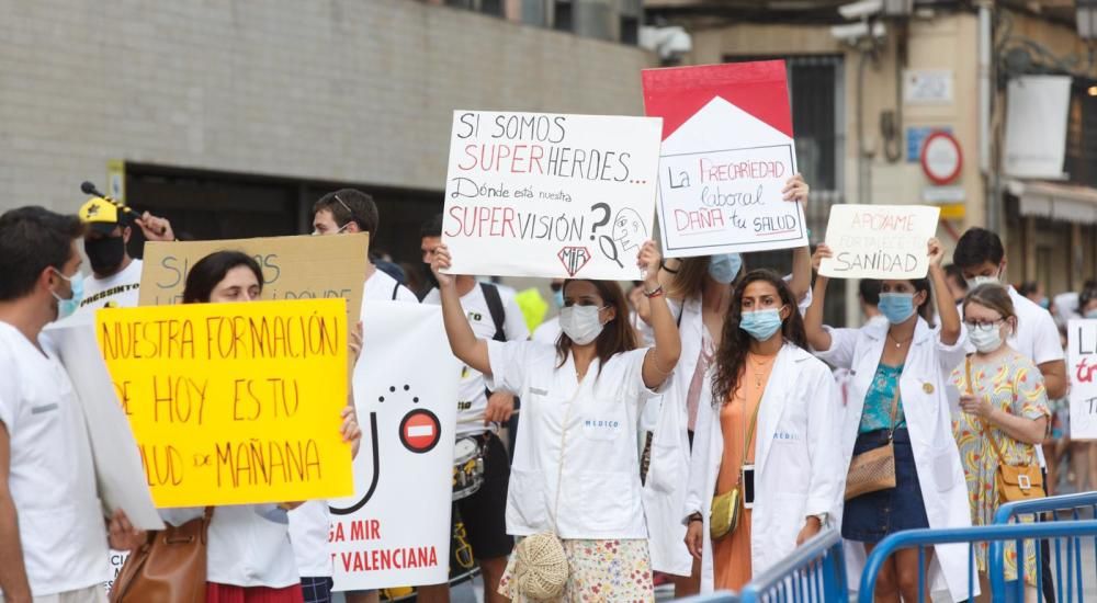 Cientos de médicos residentes se vuelven a manifestar por las calles de Alicante