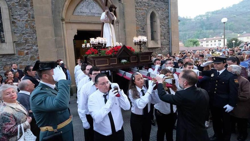 La procesión de Jesús Nazareno, recuperada en Laviana tras más de sesenta años.