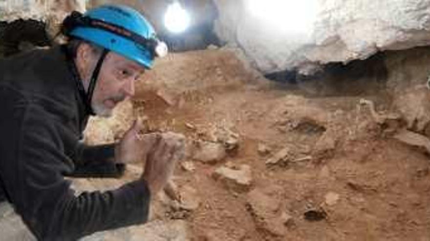 El arqueólogo Joan de Déu Boronat, en un tramo de la cueva.