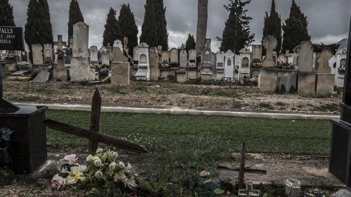 Los muertos anónimos se entierran en fosas comunes, a veces con cruces hechas con restos de madera.