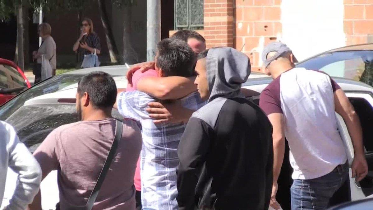 Las tres víctimas se encontraban en la calle cuando recibieron varios disparos desde la ventana de una vivienda situada en la calle de Victoria Kamhi, donde el agresor, de 35 años, se atrincheró hasta que fue detenido por la Policía.