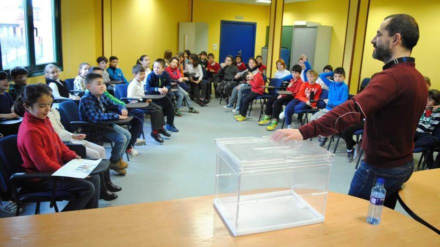 El encuentro del Alcalde con los alumnos del colego público de La Fresneda.