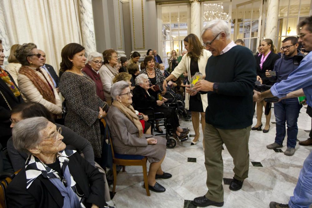 Homenaje a los 25 vecinos centenarios de Valencia