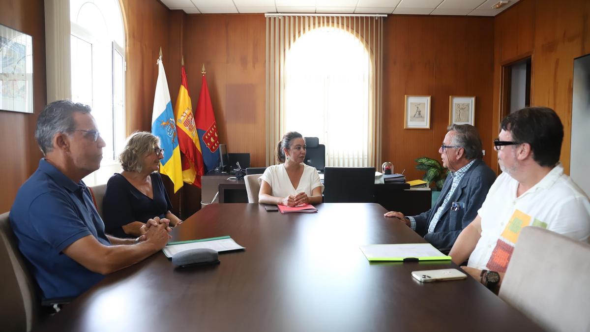 Miembros de la Asociación Escultura César Manrique se reúnen con la presidenta del Cabildo de Lanzarote, María Dolores Corujo.