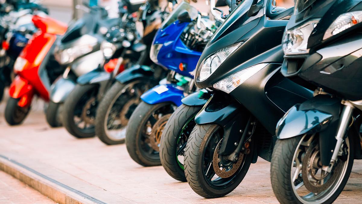 Multas DGT 2022: Multas de hasta 200 euros por dejar así tu moto en la calle