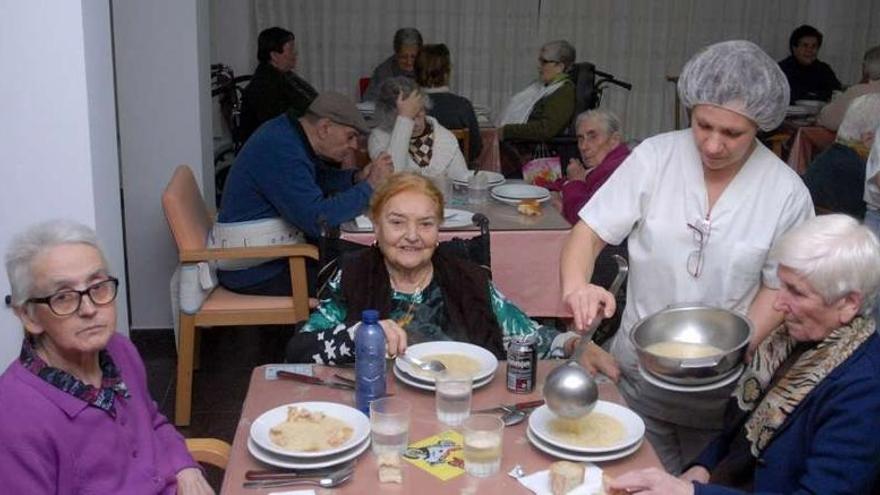 Un servicio habitual de comidas a residentes en el geriátrico lalinense.