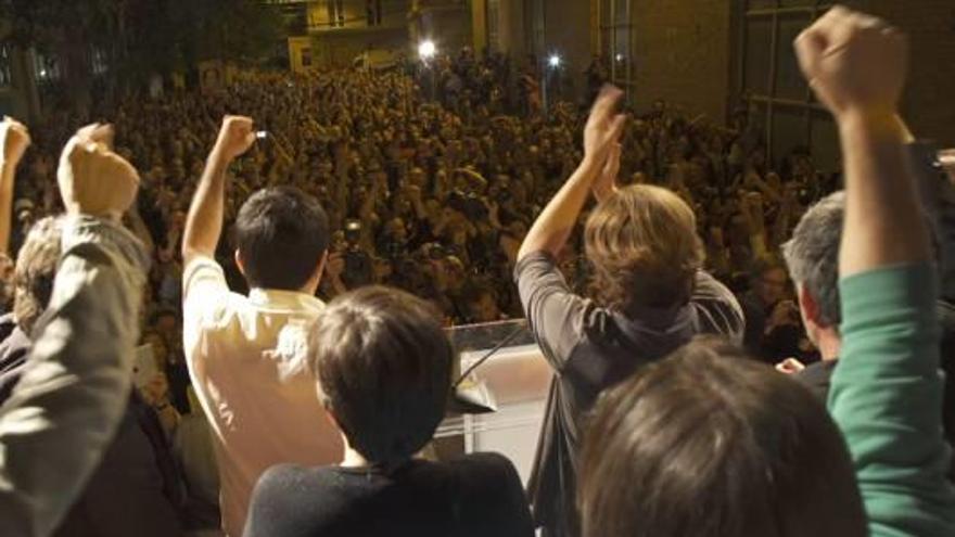 Ada Colau i el seu equip celebrant la històrica victòria.